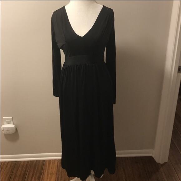 Deep V-neckline Dress Black - Picture 2 of 5